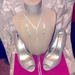 RHINESTONE lariat necklace, earrings and pumps.
